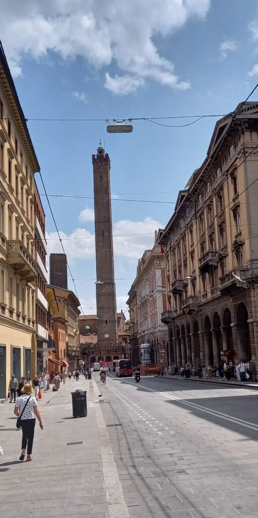 Ein weiteres Wahrzeichen der Stadt Bologna: Die Geschlechtertürme Asinelli und Garisenda - 06.06.2025