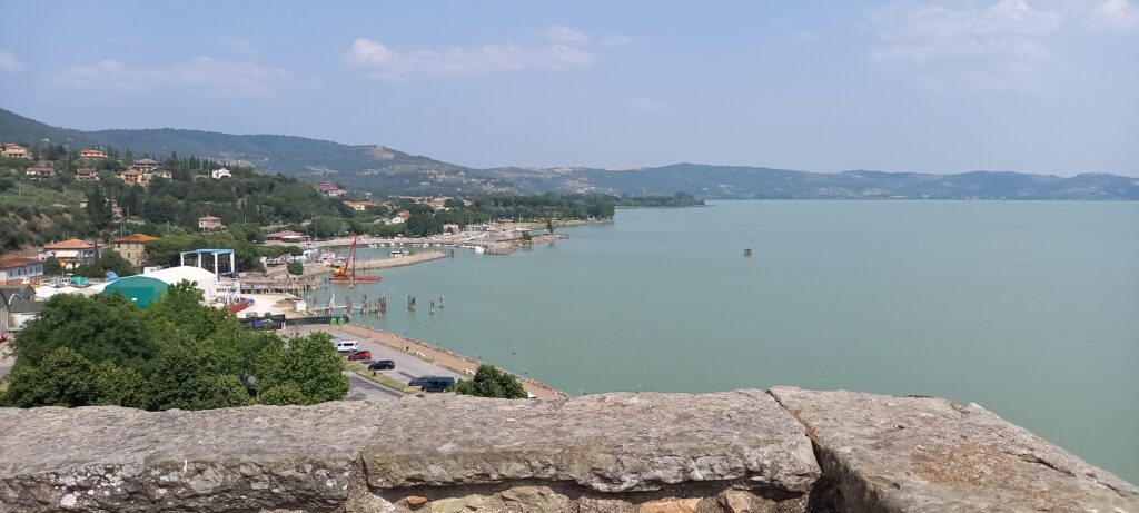 Mit dem Zug sind wir von Bologna nach Passignano sul Trasimeno (Provinz Umbrien) gereist. Hier verbrachten wir vier Tage, verbunden mit Ausflügen in der Region. - 06.06.2025