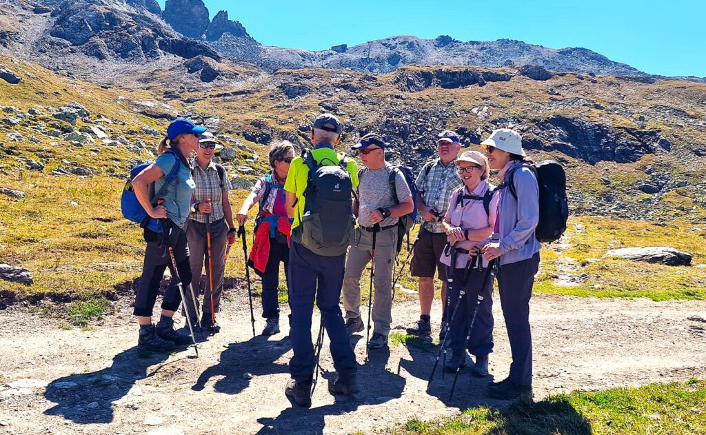 angeregte Gruppenbesprechung: Was erklärt denn hier der engagierte Wanderleiter so Wichtiges? - 26.08.2025, Andrea