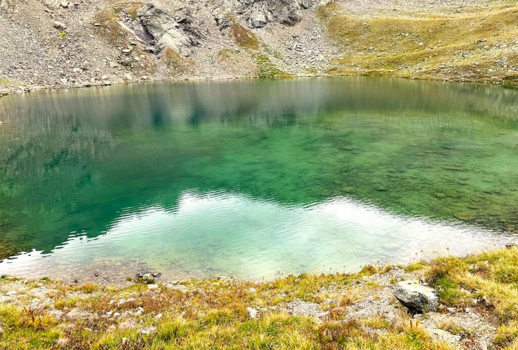 schattiges Spiegelbild oder vom Himmel gefallene, verlorene Wolke im Bergsee? - 27.08.2025, Martin