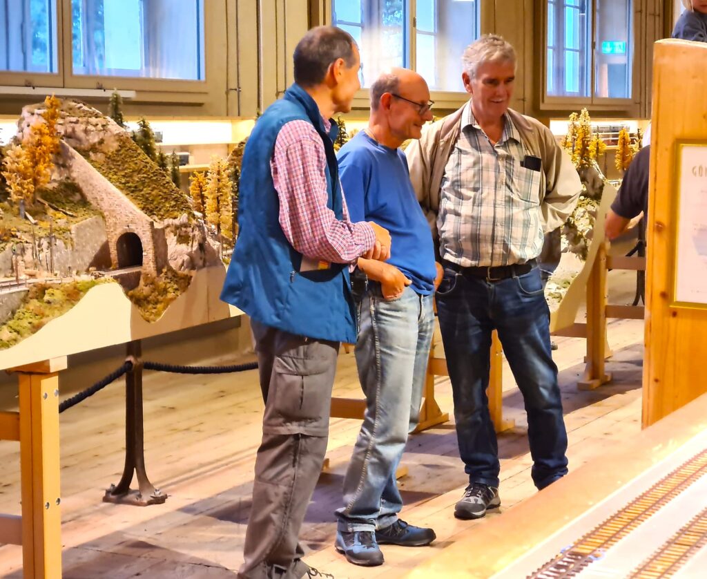 Das Museum wird von den drei Herren mit grossem Interesse besichtigt. - 28.08.2025, Markus