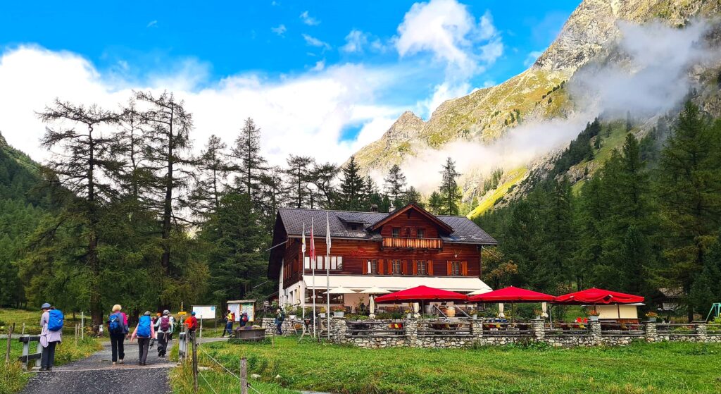 Nach ca. 1,25 Std. erreichen wir das Gasthaus Spinas für die Mittagsrast - 29.08.2025, Erika