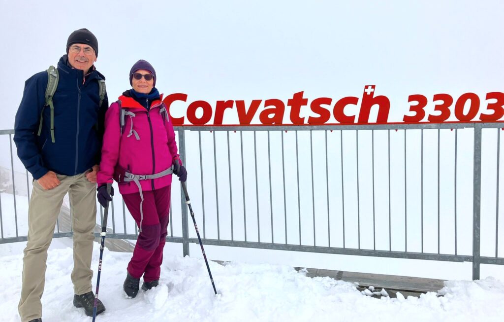 Annemarie, Giorgio und Regina auf der leicht verschneiten sowie eingenebelten Bergstation des CORVATSCH - 30.08.2025, Annemarie