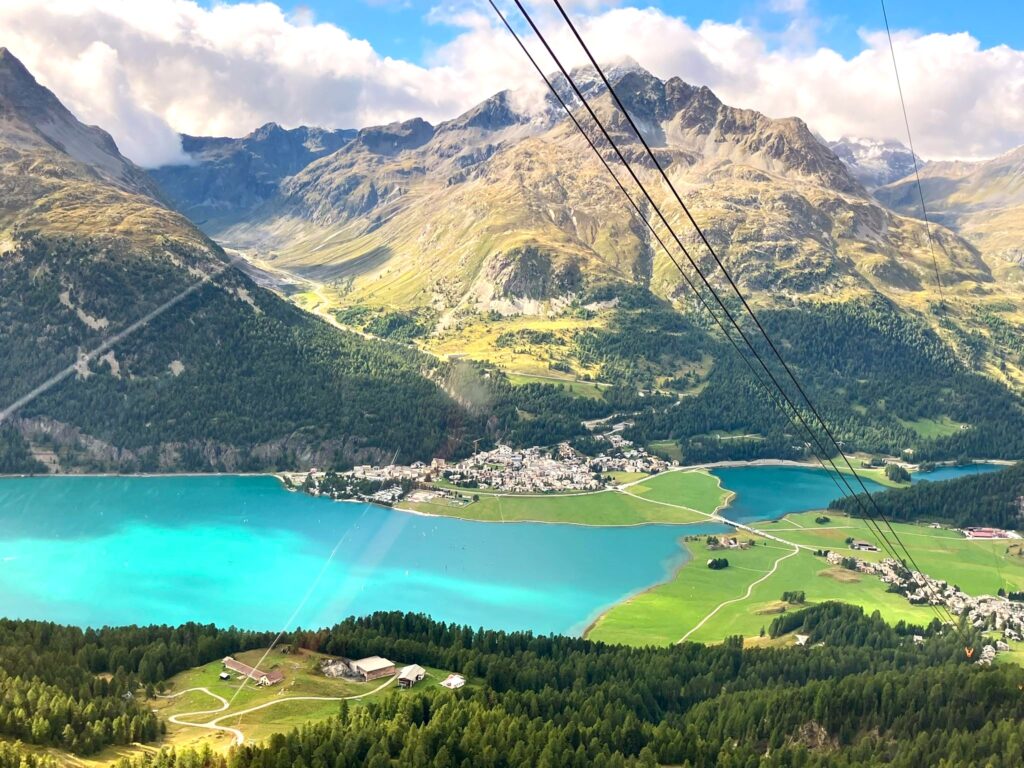 Rückfahrt mit der Luftseilbahn nach Silvaplana, Surlej, wo uns der abendliche Sonnenschein begrüsst. - 30.08.2025, Annemarie