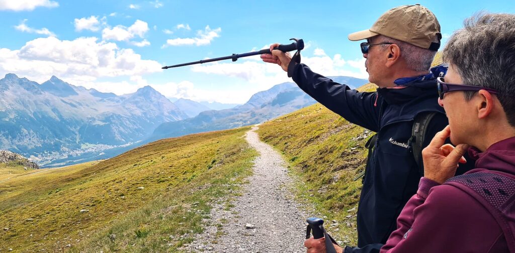 Auf dem Weg Richtung Corviglia erklärt unser Wanderleiter, Giorgio, das gegenüberliegende Bergpanorama - 24.08.2025, Erika