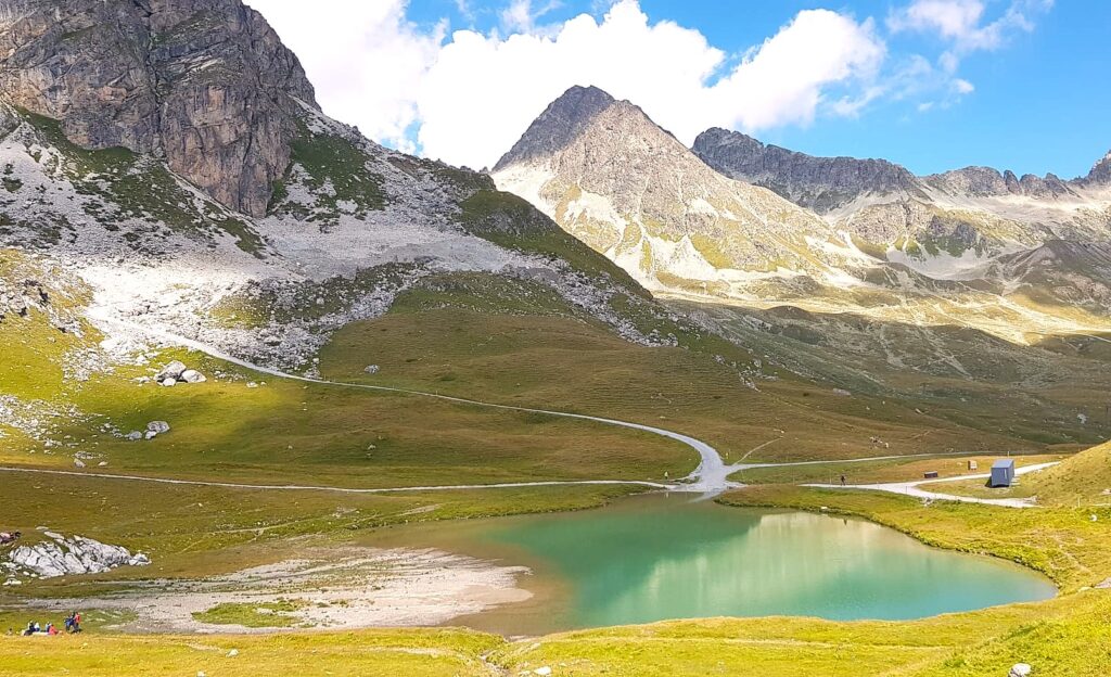 Der Lej Alv (2'640 m) liegt oberhalb der Bergstation Marguns und fängt das Wasser, welches vom Val Schlattain und vom Berg bei der Schneeschmelze herunterfliesst, auf und speichert es. - 24.08.2025, Christiane