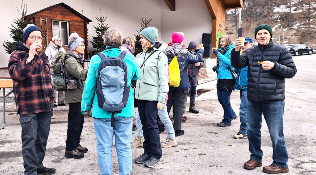 beim Begrüssungs-Apéro vor dem Hotel Kristall-Saphir in Saas-Almagell - 08.03.2026