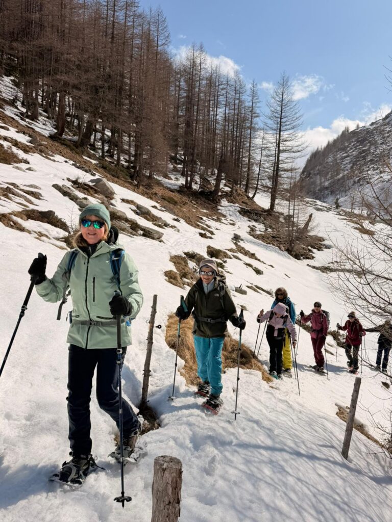 bequem mit den Schneeschuhen im Aufstieg zu höheren Bergregionen - 12.03.2026