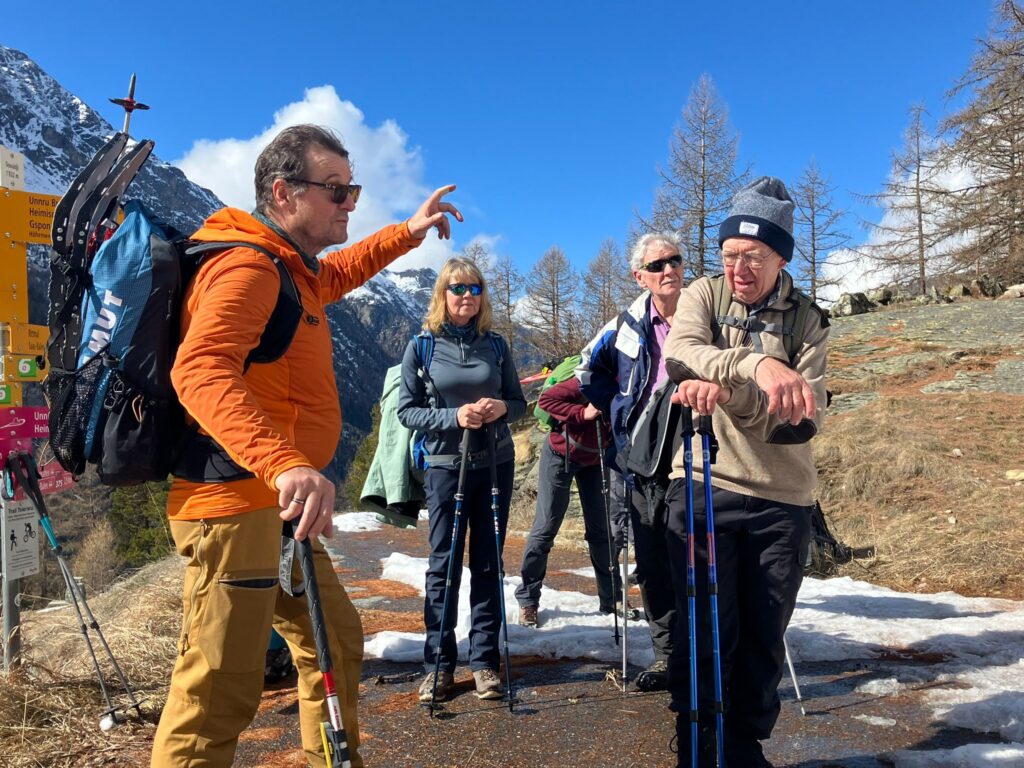 Unser versierter Wanderleiter, Dominic, erklärt uns die Gegend. 12.03.2026