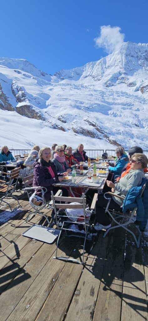 Mittagsrast für die Ski-Truppe auf der gemütlichen Sonnenterrasse - 13.03.2026