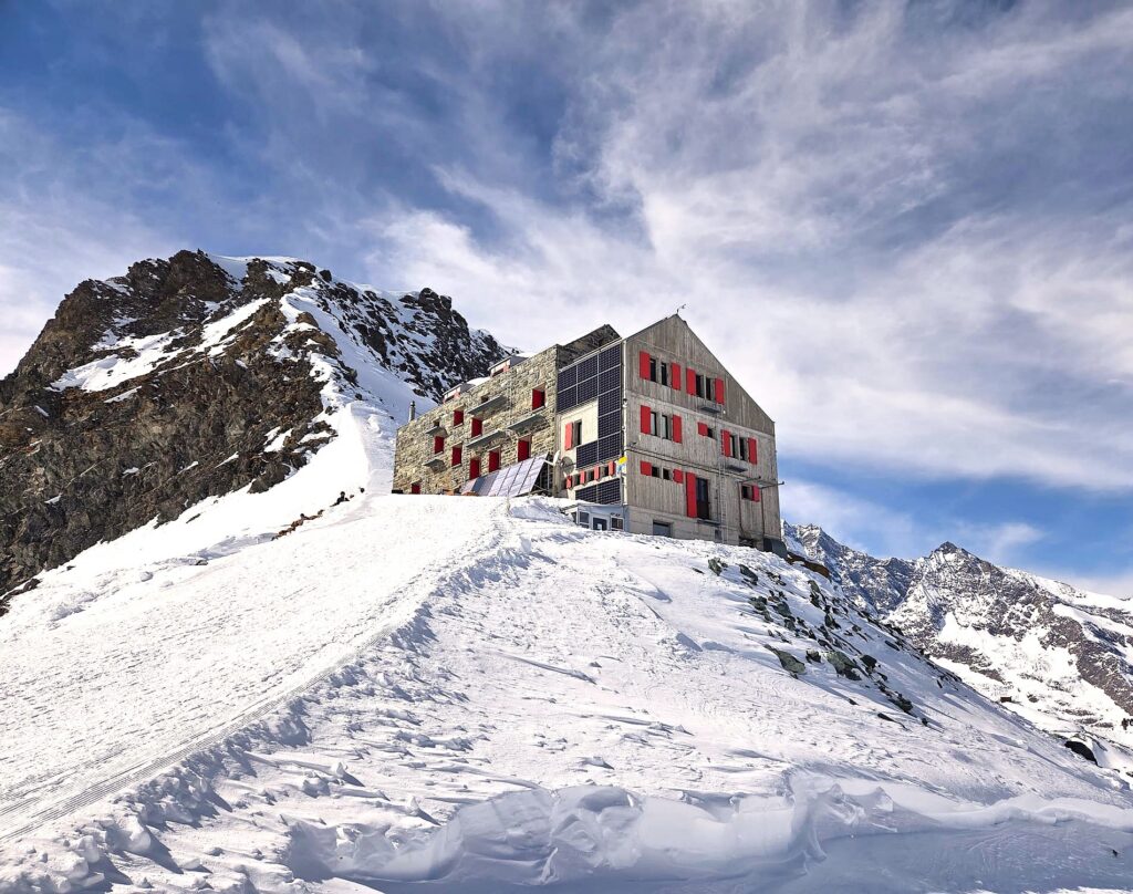 Die SAC-Britanniahütte ist eine Berghütte der Sektion Genf des Schweizer Alpen-Clubs. Sie liegt im Kanton Wallis oberhalb von Saas-Fee auf einer Höhe von 3030 M. ü. M. unweit der Felskinn-Bergstation. - 13.03.2026
