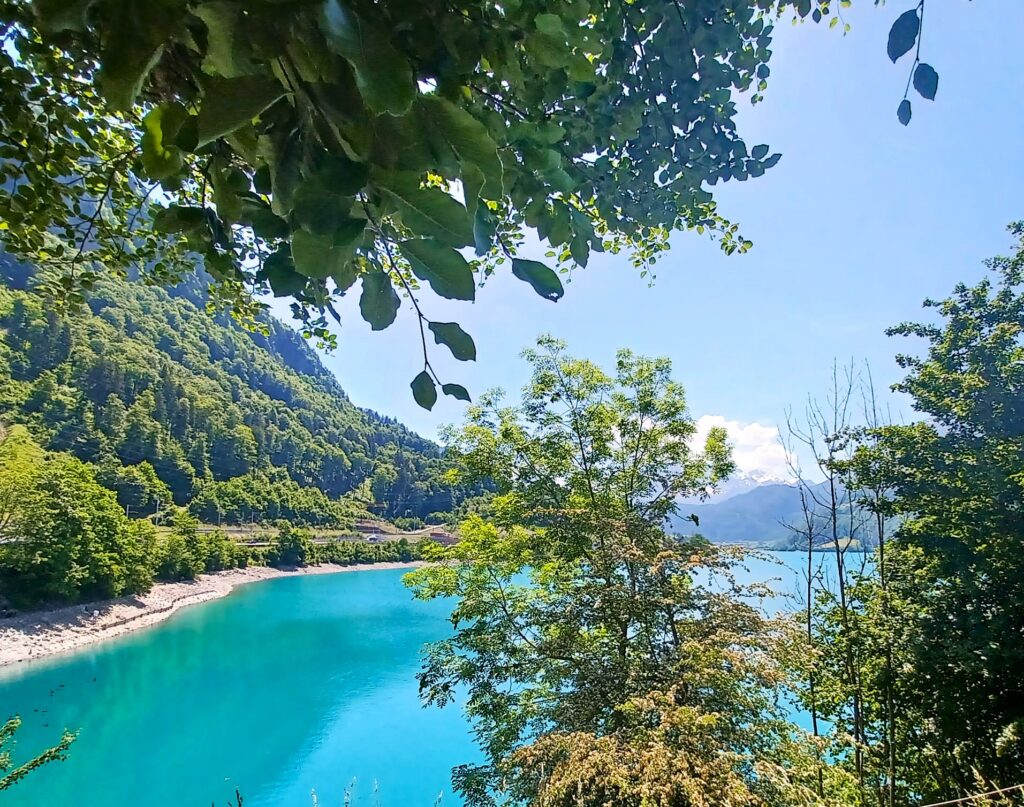 Lungerersee: türkisblau spiegelndes Wasser - 25.05.2026