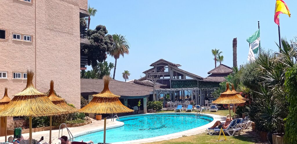 Unsere Unterkunft in Torremolinos im Ortsteil Carihuela an der Costa del Sol: MS Hotel Tropicana mit Aussenpoolanlage - 09.06.2026