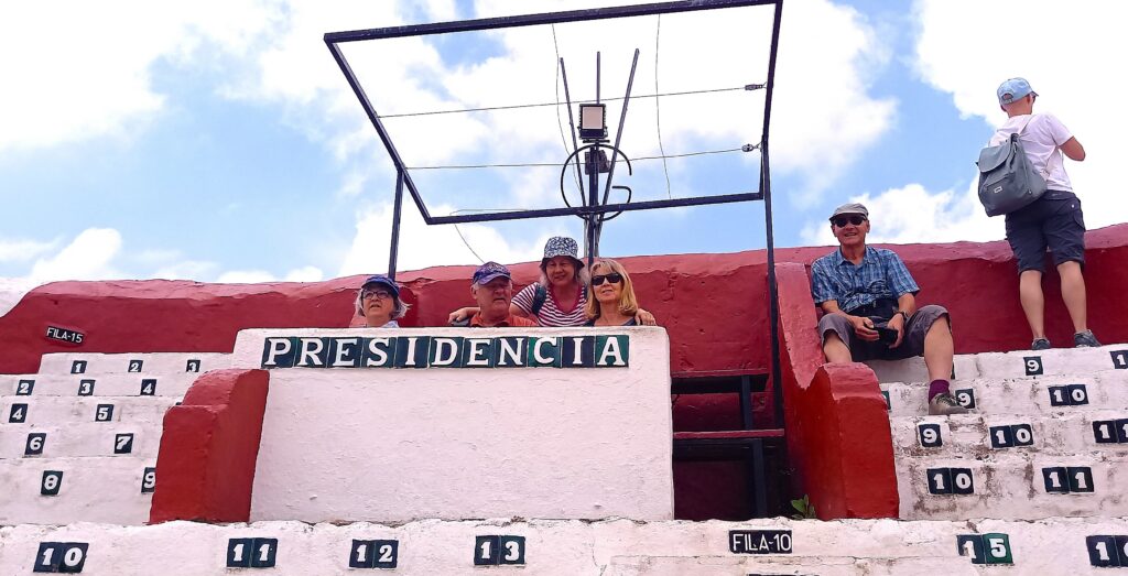 Mijas, Plaza de Toros: Die Präsidentschaft hat Platz genommen und hart der Dinge, die da kommen werden. - 10.06.2026