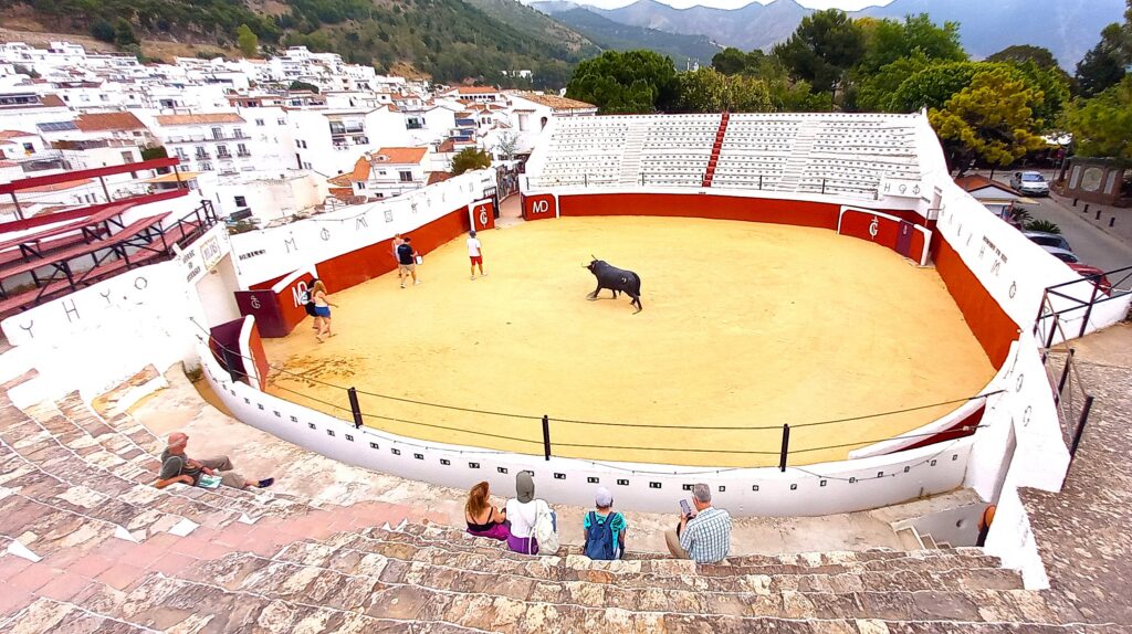 Mijas, Plaza de Toros: Die Stierkampfarena befindet sich im Zentrum des Dorfes. Sie wurde 1900 erbaut. Früher fanden dort regelmässig Stierkämpfe statt. Heute ist die Arena ein lebendiges Museum der andalusischen Kultur und Tradition. - 10.06.2026