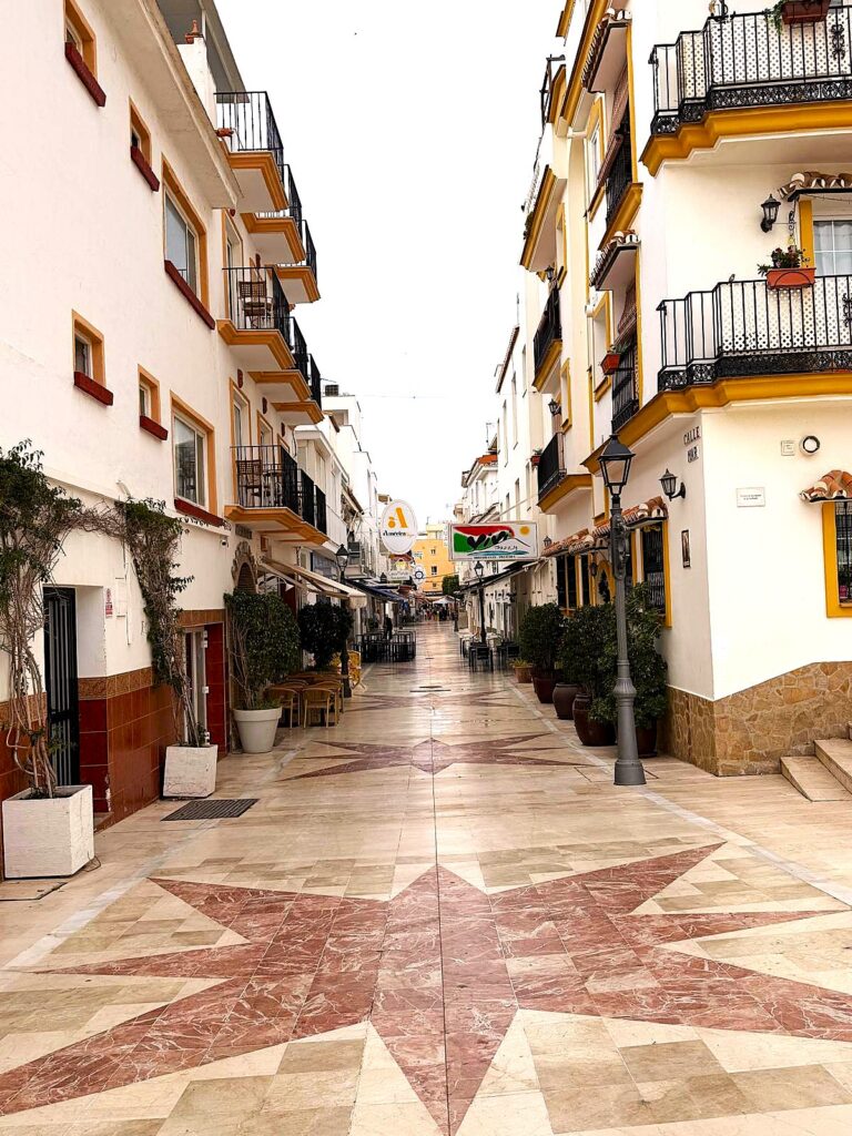 gepflegte Einkaufsgasse im Ortsteil Carihuela mit zahlreichen Geschäften und einladenden Restaurants - 07.06.2026