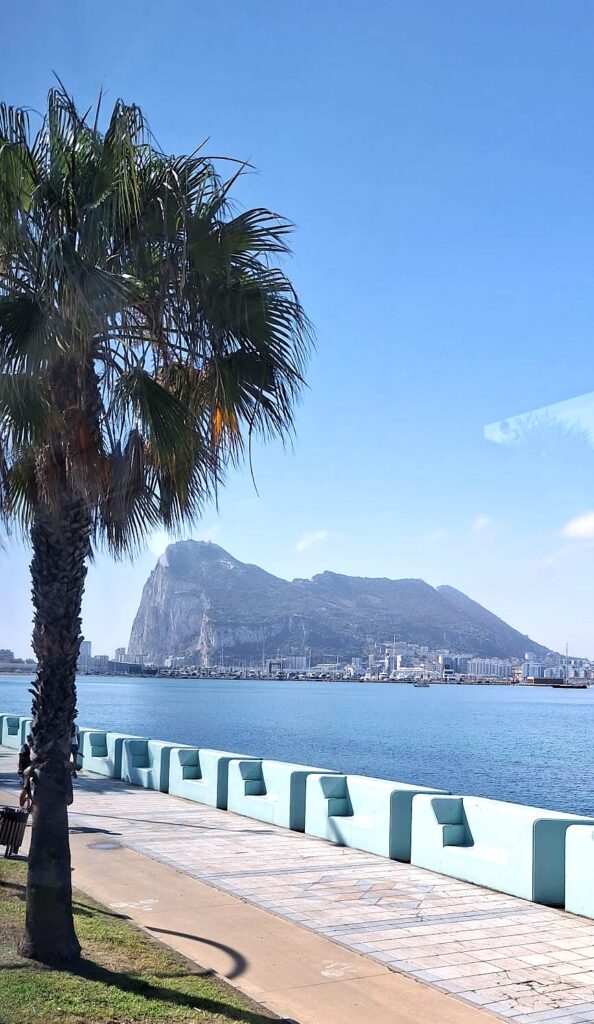 Der Felsen von Gibraltar ist ein monolithischer Kalksteinfelsen, der den grössten Teil der Halbinsel Gibraltar an der Südwestspitze Europas umfasst. Er gilt als einer der berühmtesten Felsen der Welt und ist eine Touristenattraktion des Stadtstaates Gibraltar, der zu den Britischen Überseegebieten zählt. - 08.06.2026