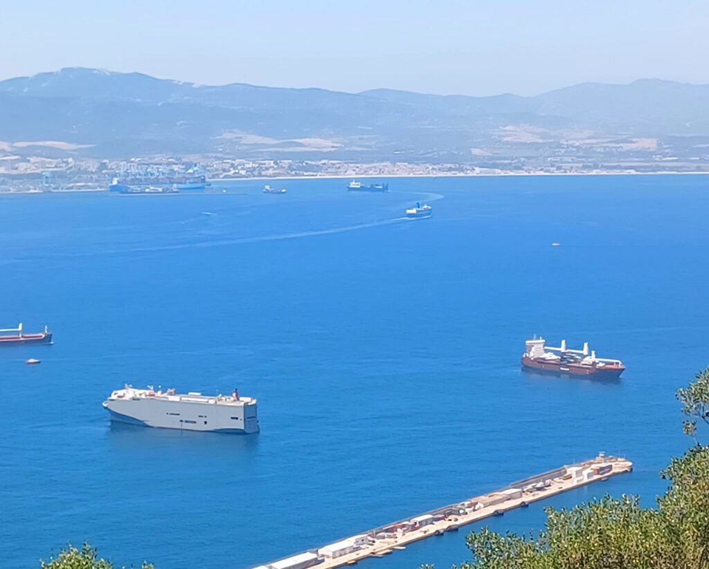Schiffsverkehr im Hafenbecken von Gibraltar mit Blick nach Algeciras, einer Hafenstadt im Süden der spanischen Provinz Cádiz. - 08.06.2026