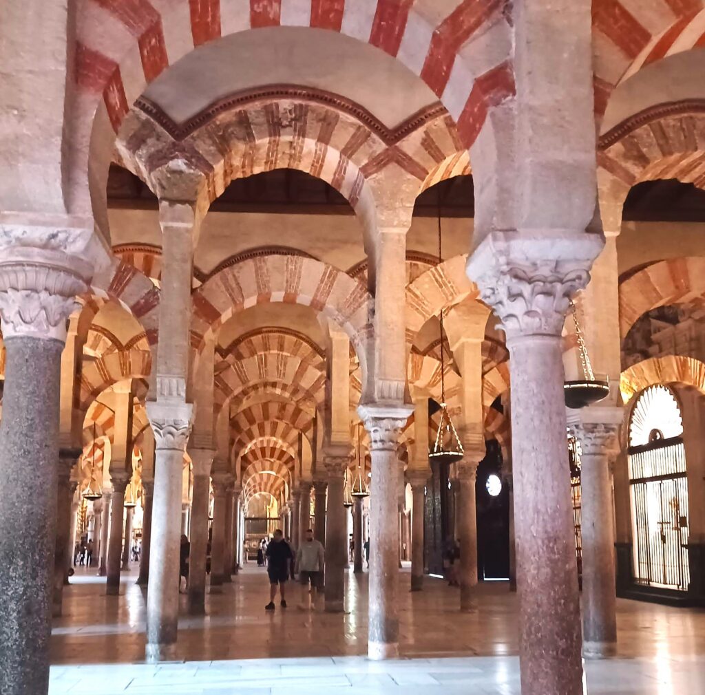 Mezquita de Córdoba: Imposante weiträumige Säulenhalle - 09.06.2026