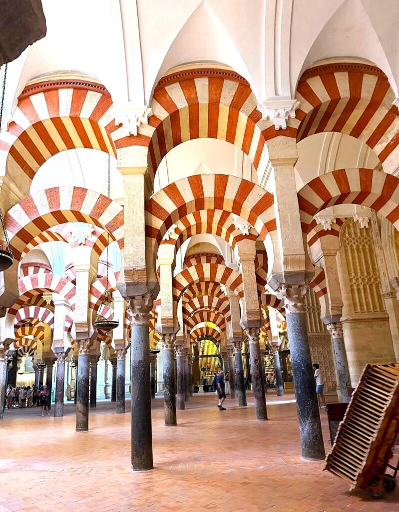 Die Moschee von Córdoba wurde 1236 in eine katholische Kirche umgewandelt, im 17. Jh. wurde ein Kirchenschiff im Renaissance-Stil hinzugefügt. 09.06.2026