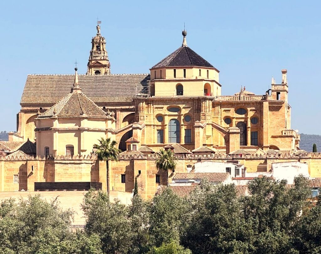 Córdoba: Das berühmteste Bauwerk der Stadt ist die Mezquita, eine riesige Moschee (Baujahr 784) mit einer Säulenhalle und Mosaiken aus byzantinischer Zeit. - 09.06.2026