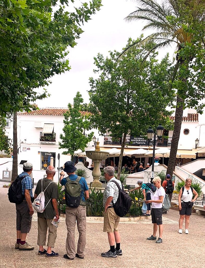 Mijas: Giorgio, unser fachkundiger Leiter, erklärt uns einige Details an der gegenüberliegenden Hausfassade. 10.06.2026