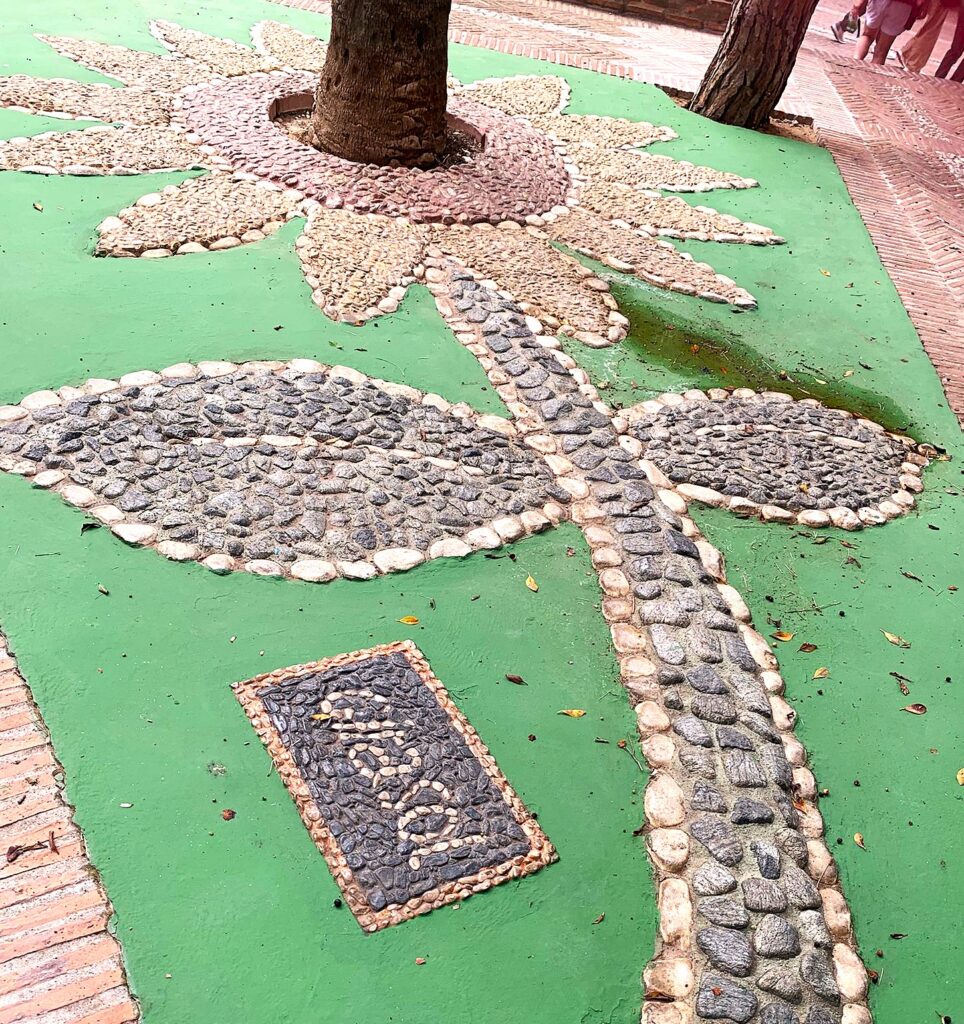 Mijas: Sonnenblume aus verschiedenen, bunten Steinen geformt. 10.06.2026