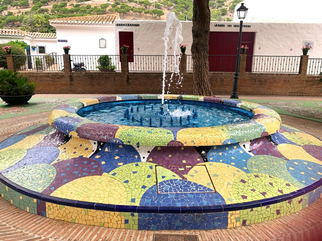 Mijas: Mit Mosaiksteinen verzierter, kleiner Springbrunnen - 10.06.2026