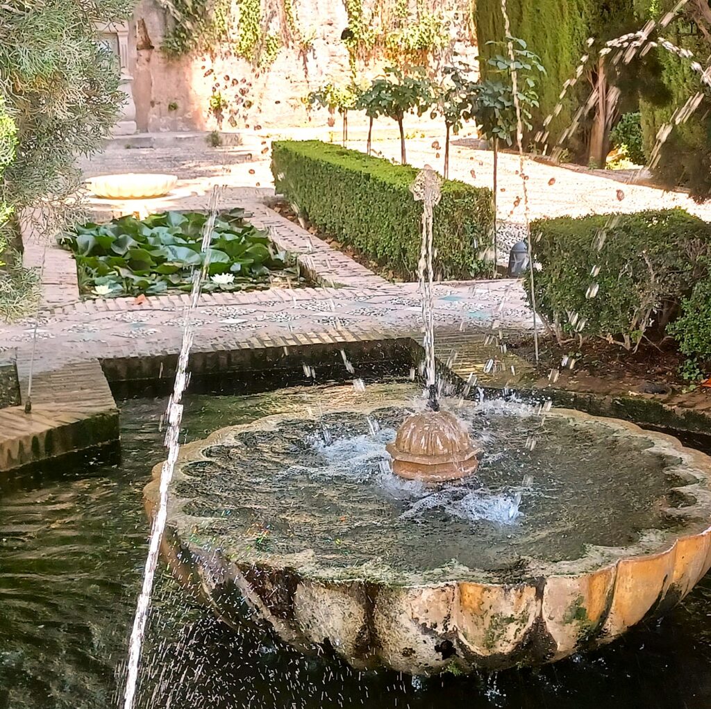 Alhambra: Springbrunnen in der gepflegten Gartenanlage - 12.06.2026