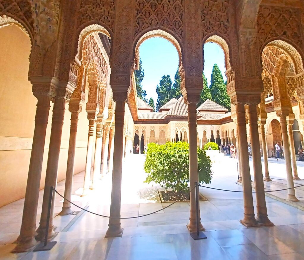 Granada, Alhambra: Im Innenhof der imposanten Palastanlage - 11.06.2026