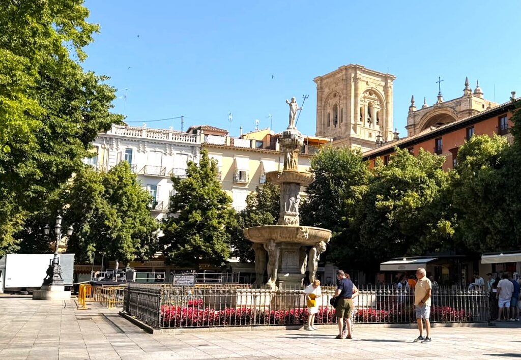 Granada: Fast zu hübsch, um real zu sein. Die historische Altstadt mit ihren kopfsteingepflasterten Strassen und weiss getünchten Gebäuden verbindet nordafrikanische, maurische Kultur mit Spanischem Stil. - 11.06.2026