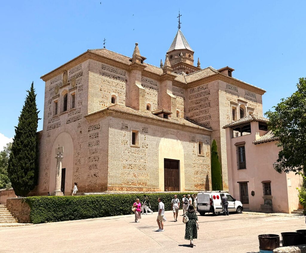 Granada, Alhambra: Die Kirche innerhalb der weltberühmten Palastanlage ist die Iglesia de Santa María de la Alhambra. Sie wurde zwischen 1581 und 1618 im Renaissancestil an der Stelle errichtet, an der sich zuvor die königliche Moschee befand. - 11.06.2026