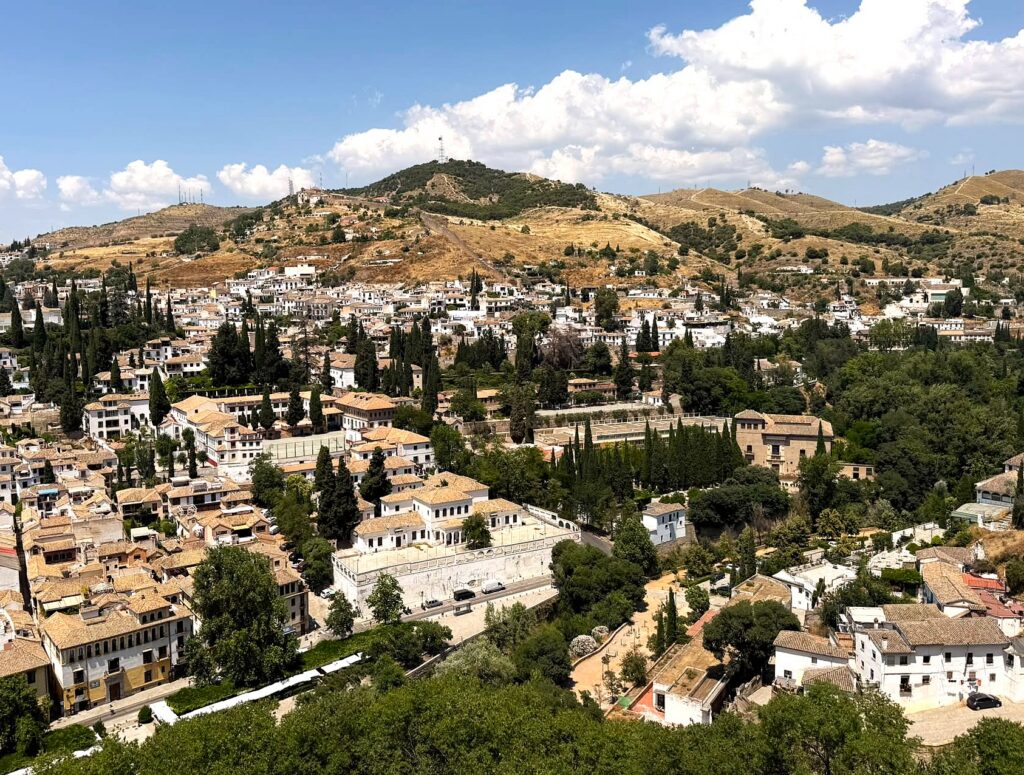 Granada: Stadt in den Ausläufern der Sierra Nevada. Bekannt ist sie hauptsächlich für seine prächtige, mittelalterliche Architektur aus der Zeit unter den Mauren, darunter vor allem die Alhambra. - 11.06.2026