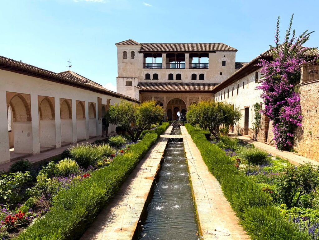 Granada, Alhambra: Grossartige Gartenanlage mit Wasserspiel, verschiedenen Pflanzen und schattigen Durchgängen. - 11.06.2026
