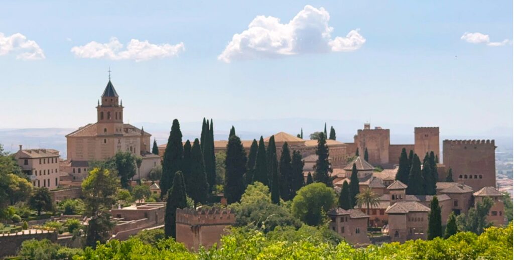 Granada, Alhambra: Die Alhambra ist eine weitläufige sowie eine der weltberühmtesten Palast- und Festungsanlage, die als das meistbesuchte Bauwerk Spaniens gilt (UNESCO-Weltkulturerbe). Ihr Name stammt aus dem Arabischen und bedeutet „die rote Festung“ (wegen der rötlichen Mauern im Sonnenlicht). Der gesamte Komplex erstreckt sich über einen Hügel mit Blick auf die Stadt und die Sierra Nevada. - 11.06.2026