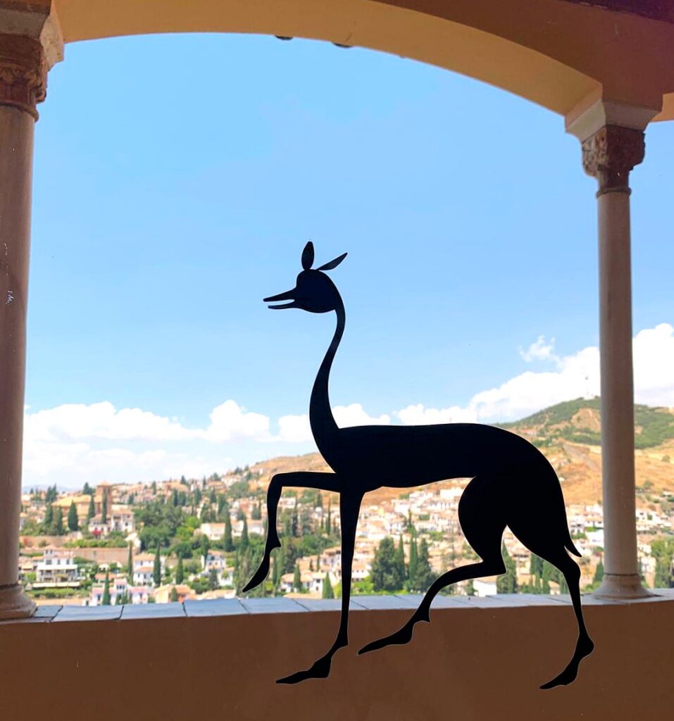 Granada, Alhambra: Spezieller, kunstvoller Ausblick zwischen zwei Bogensäulen hindurch in die Umgebung der Stadt - 11.06.2026