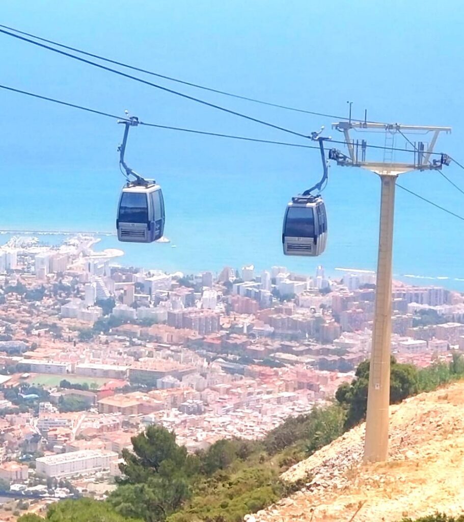 Die Seilbahn in Benalmádena ist eine der beliebtesten Attraktionen für Besucher der Provinz Málaga. Unweit der Stadt gelegen, verbindet sie den Ort Arroyo de la Miel mit dem 770 m hohen Calamorro, von dessen Gipfel aus die Sicht auf die Küstenlinie und das Mittelmeer grandios ist. Bei klarem Wetter ist sogar die marokkanische Küste zu erspähen. - 12.06.2026
