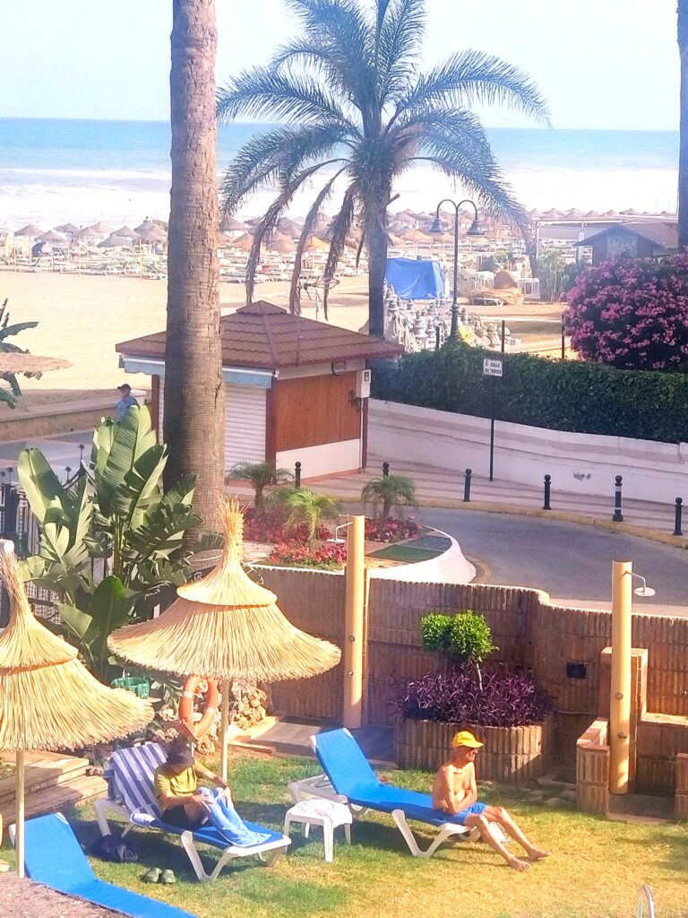 Hotel MS Tropicana: Zum Abschied nochmals am Aussenpool, um sich von den Ausflugsstrapazen zu erfrischen. - 12.06.2026