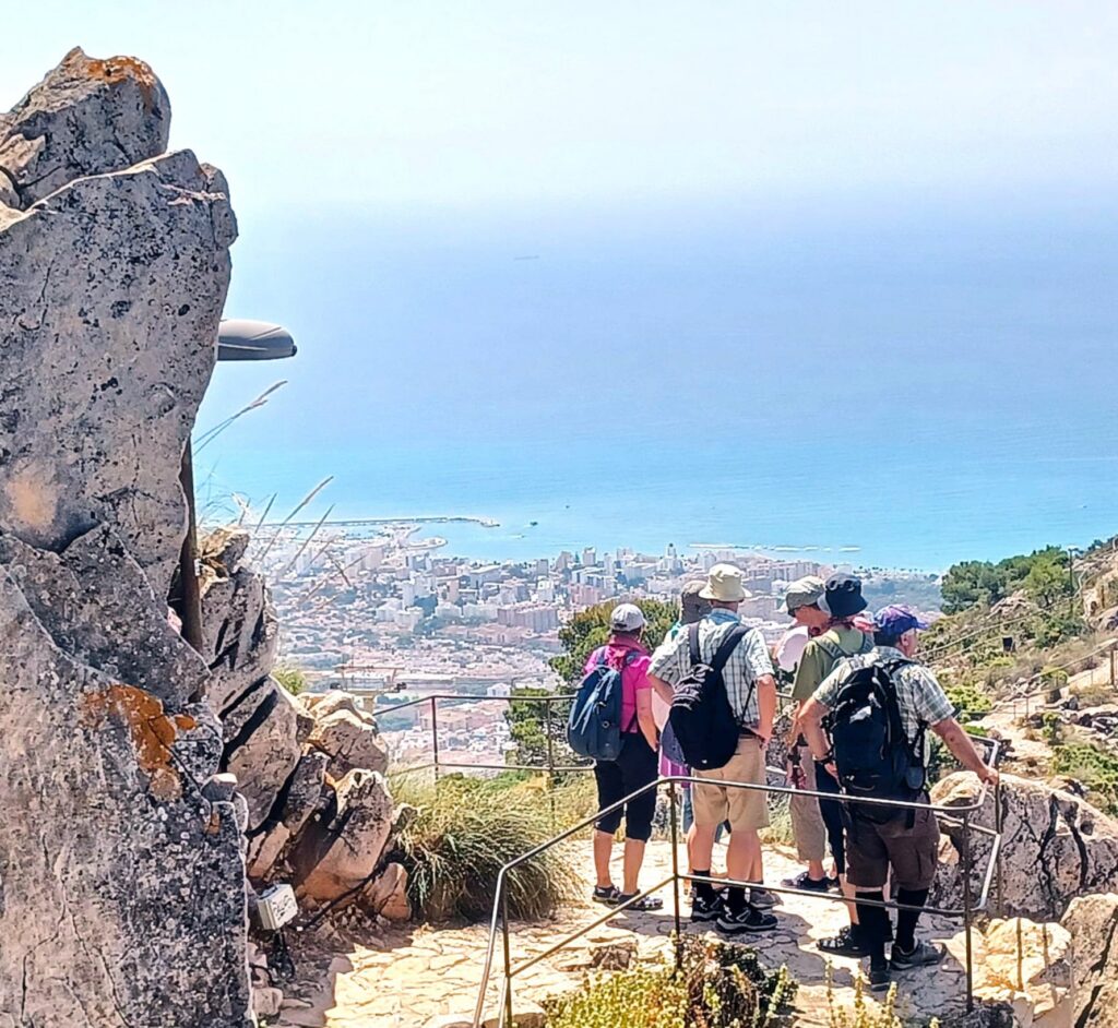 Monte Calamorro: Bei etwas kühleren Temperaturen und leichtem Wind geniessen wir die tolle Aussicht. - 12.06.2026