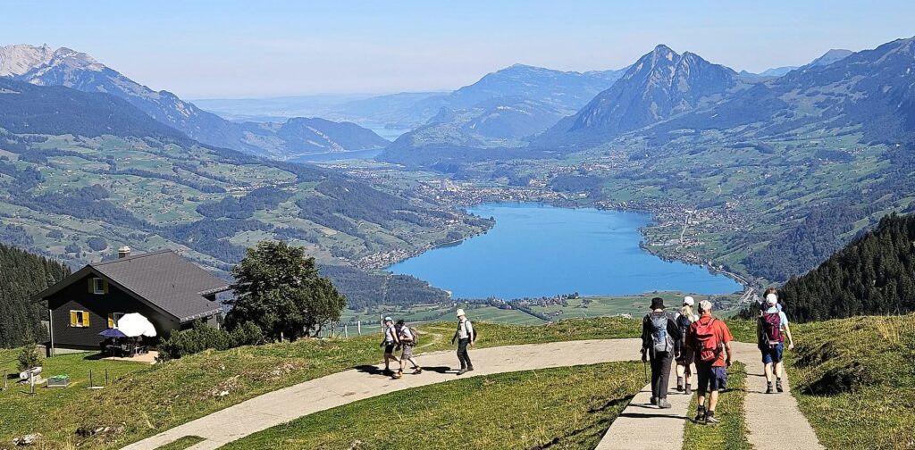 Frisch und froh unterwegs mit herrlicher Aussicht auf die Innerschweizer und Berner Oberländer Bergwelt.